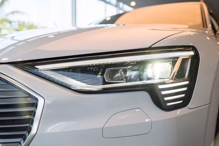 Các trang bị nổi bật của mẫu SUV hạng sang chạy điện nhà Audi bao gồm; như cụm đèn pha Matric LED với hệ thống tự động chỉnh góc chiếu, tự động bật/tắt, dải đèn LED định vị ban ngày, gương ngoại thất chỉnh điện/gập điện/nhớ vị trí, tự động chống chói, cần gạt mưa tự động...