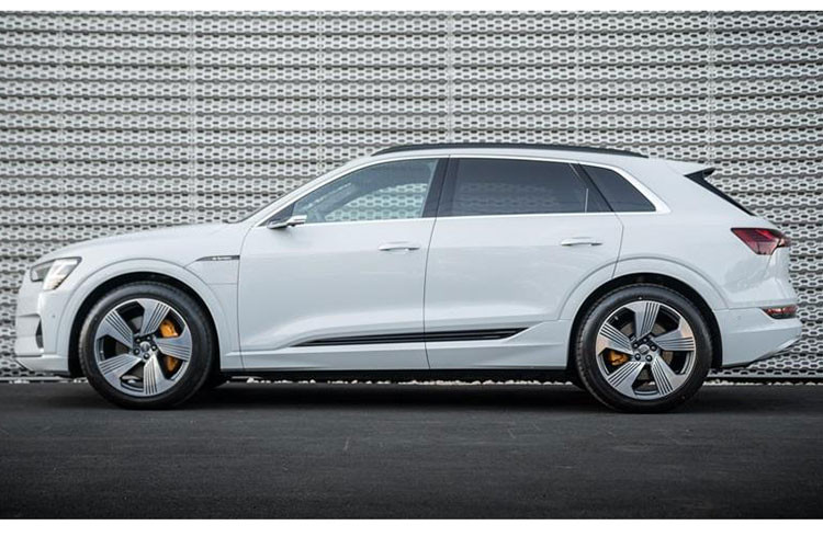 Ngoại hình của xe điện Audi e-tron SUV vô cùng hiện đại và hấp dẫn. Chiếc xe giữ lại nhiều chi tiết thiết kế của mẫu concept như phần lưới tản nhiệt góc cạnh, cặp đèn pha sắc, các đường sọc trang trí ngang.