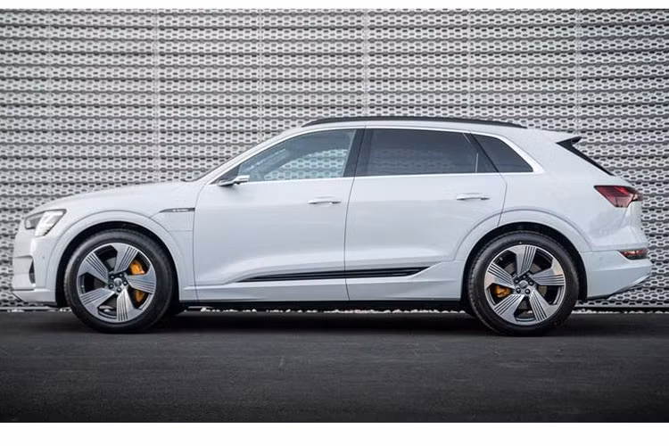 Ngoại hình của xe điện Audi e-tron SUV vô cùng hiện đại và hấp dẫn. Chiếc xe giữ lại nhiều chi tiết thiết kế của mẫu concept như phần lưới tản nhiệt góc cạnh, cặp đèn pha sắc, các đường sọc trang trí ngang.