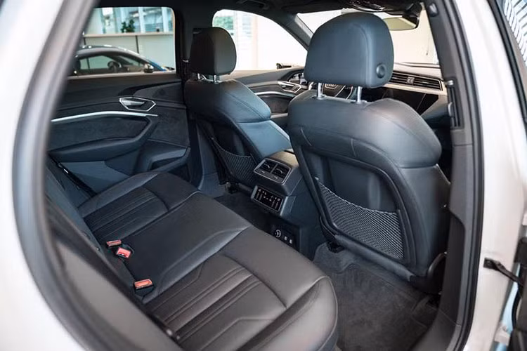 Audi e-tron 55 quattro 2019 được trang bị hệ thống ga tự động, hệ thống chọn chế độ lái Drive Select và hệ thống treo khí nén thích ứng. Cuối cùng là những trang bị an toàn như hệ thống chống bó cứng phanh ABS, phân bổ lực phanh điện tử, cân bằng điện tử, kiểm soát lực bám đường, phanh đỗ xe điện tử, hỗ trợ giữ phanh tạm thời, camera 360 độ, cảm biến đỗ xe trước/sau và túi khí trước/bên/rèm.