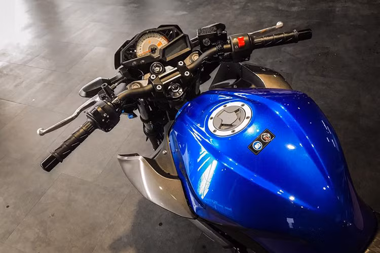 Trên mẫu xe này, bảng đồng hồ thiết kế thể thao với đồng hồ đo công-tơ-mét dạng cơ và màn hình LCD hiển thị đầy đủ chức năng. Đèn nền LED màu hổ phách giúp tăng thêm vẻ mạnh mẽ của mẫu naked-bike Z300. Bên cạnh đó, các nút bấm trên xe vẫn không có gì thay đổi so với trước.