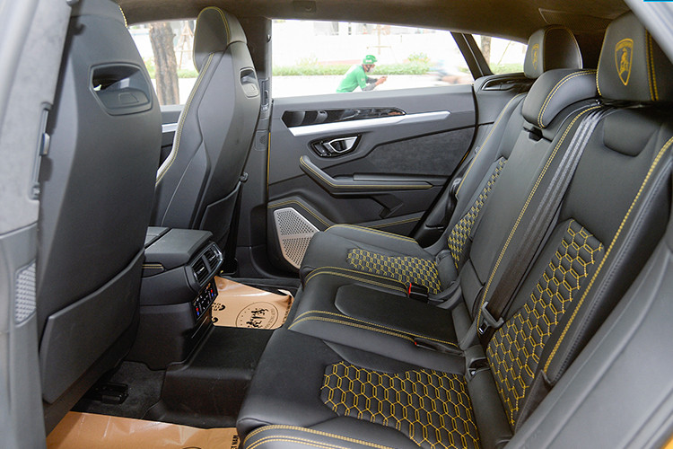 Là một mẫu siêu xe nhà Lamborghini nên cụm cần số cũng được thiết kế đặc biệt, người dùng sẽ có cảm giác như đang điều chỉnh một chiến đấu cơ thực thụ. Nút khởi động nổi bật đặt dưới khung kim loại màu đỏ đầy kích thích. Bên trái là cần gạt chuyển đổi 6 chế độ lái, bên phải là cài đặt chế độ riêng biệt gọi là Ego. Người dùng có thể vào chế độ R bằng việc gạt cần số trong khi về P sẽ có nút bấm riêng biệt.