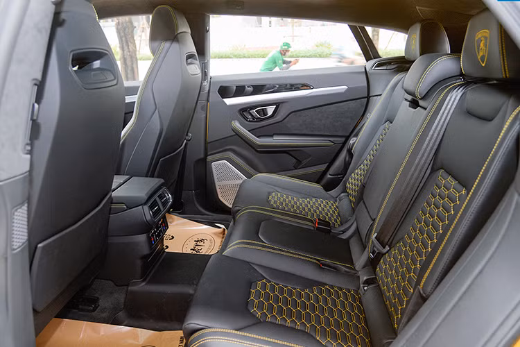 Là một mẫu siêu xe nhà Lamborghini nên cụm cần số cũng được thiết kế đặc biệt, người dùng sẽ có cảm giác như đang điều chỉnh một chiến đấu cơ thực thụ. Nút khởi động nổi bật đặt dưới khung kim loại màu đỏ đầy kích thích. Bên trái là cần gạt chuyển đổi 6 chế độ lái, bên phải là cài đặt chế độ riêng biệt gọi là Ego. Người dùng có thể vào chế độ R bằng việc gạt cần số trong khi về P sẽ có nút bấm riêng biệt.