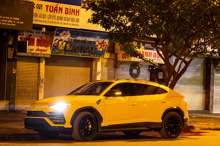 Ước tính giá xe Lamborghini Urus của thiếu gia nhà bầu Hiển sẽ không dưới 20 tỷ đồng khi về nước, như vậy, tổng số tiền sau khi xe ra biển Hà Nội sẽ vào khoảng trên 22 tỷ đồng. Riêng tiền lệ phí trước bạ đã đáng giá nhiều chiếc xe sang hiện nay tại Việt Nam.