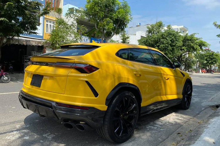 Lamborghini Urus thế hệ mới sở hữu thiết kế đậm chất khí động học và mạnh mẽ. Xe sở hữu cụm đèn chiếu sáng và định vị LED thiết kế sắt nét ăn khớp với phần đầu. Đuôi của Urus đậm phong cách của một chiếc Coupe thể thao. Kiểu thiết kế mềm mại kết hợp với những chi tiết góc cạnh cùng hệ thống ống xả kép đặt đống xứng 2 bên đầy mạnh mẽ.