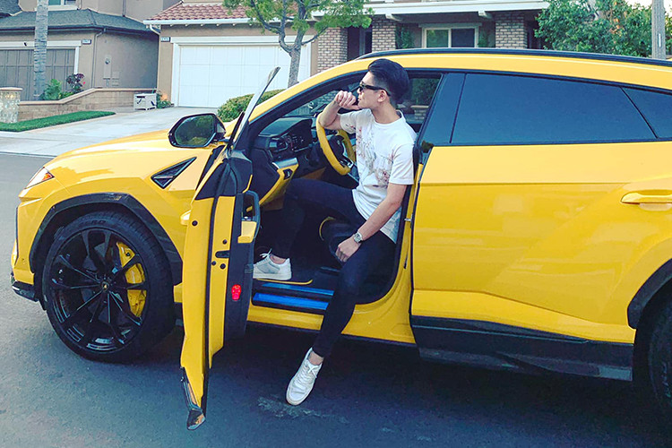 Được biết, trước khi về nước, chiếc Urus của con bầu Hiển đã được sử dụng ở nước ngoài. Đi kèm với màu sơn vàng nổi bật của chiếc xe là bộ vành đa chấu kích thước 23 inch sơn đen bóng tương phản, đây là chiếc Urus đầu tiên tại Việt Nam được trang bị bộ vành này.