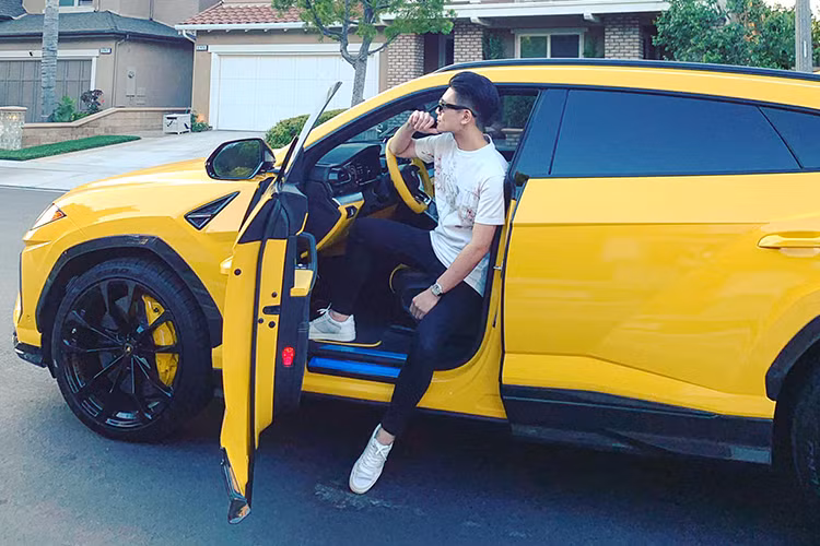 Được biết, trước khi về nước, chiếc Urus của con bầu Hiển đã được sử dụng ở nước ngoài. Đi kèm với màu sơn vàng nổi bật của chiếc xe là bộ vành đa chấu kích thước 23 inch sơn đen bóng tương phản, đây là chiếc Urus đầu tiên tại Việt Nam được trang bị bộ vành này.