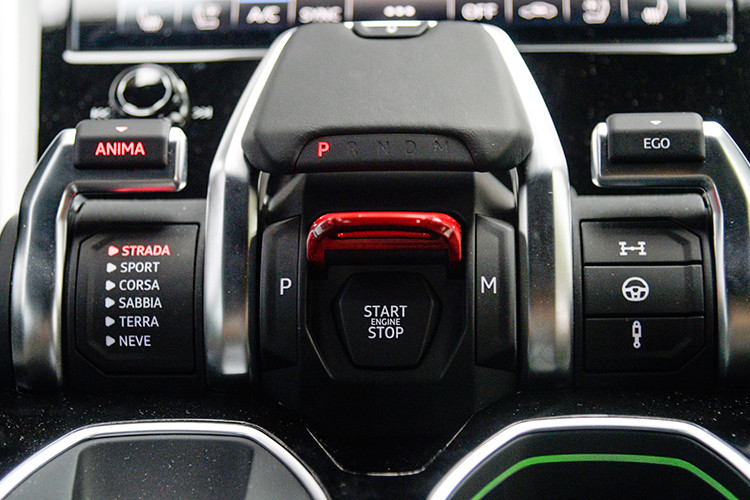 Lamborghini Urus hiện đang là quán quân của danh hiệu SUV nhanh nhất thế giới. Mẫu xe này được trang bị động cơ xăng V8, tăng áp kép, dung tích 4.0 lít, sản sinh công suất tối đa 650 mã lực và mô-men xoắn cực đại 850 Nm. Kết hợp cùng hộp số tự động 8 cấp và hệ dẫn động 4 bánh, giúp xe có thể tăng tốc từ vị trí xuất phát lên 100 km/h trong 3,6 giây. Siêu SUV Lamborghini Urus có vận tốc tối đa lên đến 305 km/h. 