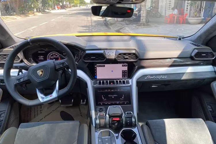Bên trong khoang lái chiếc SUV Lamborghini Urus này sở hữu các chi tiết bọc da màu đen, điểm nhấn có thể kể đến các đường chỉ may màu vàng "tông xuyệt tông" ở ngoại thất. Xe cũng được trang bị nhiều công nghệ giải trí hiện đại nhất như kết nối Apple CarPlay và Android Auto, loa Bang &amp; Olufsen với công suất 1.700 W...