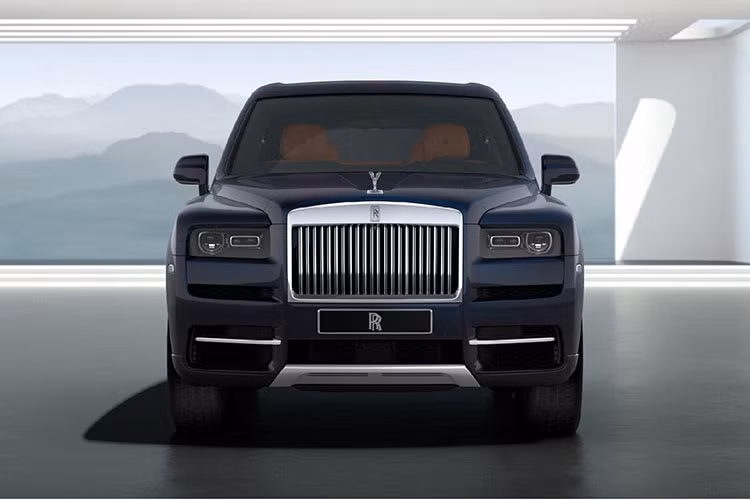 Chiếc xe SUV siêu sang Rolls-Royce Cullinan gần 50 tỷ chính hãng này có màu sơn ngoại thất xanh Adriatic Blue với đường coachline màu Grace White chạy ngang thân xe.