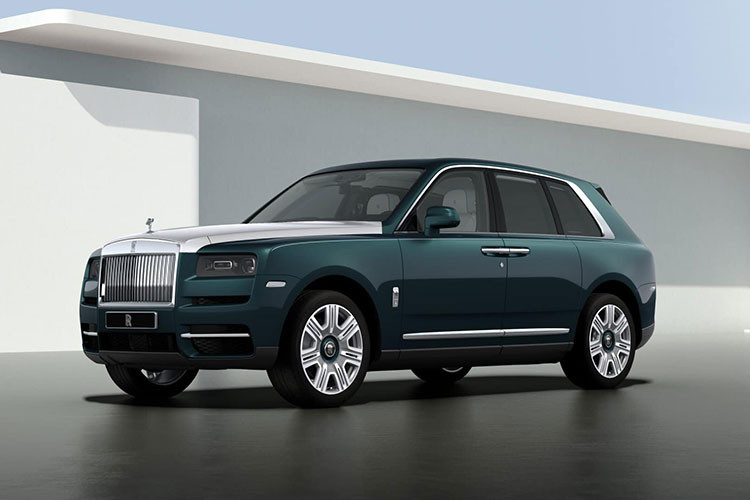 Rolls-Royce Cullinan sở hữu khối động cơ tăng áp kép V12 6.75L sản sinh công suất tối đa 563 mã lực và momen xoắn cực đại 850 Nm tại 1.600 vòng/phút. Ghép nối với động cơ này là hộp số tự động 8 cấp ZF và hệ dẫn động 4 bánh toàn thời gian cho phép chiếc sedan siêu sang nặng hơn 2,6 tấn tăng tốc từ 0 - 100 km/h trong 5,2 giây.