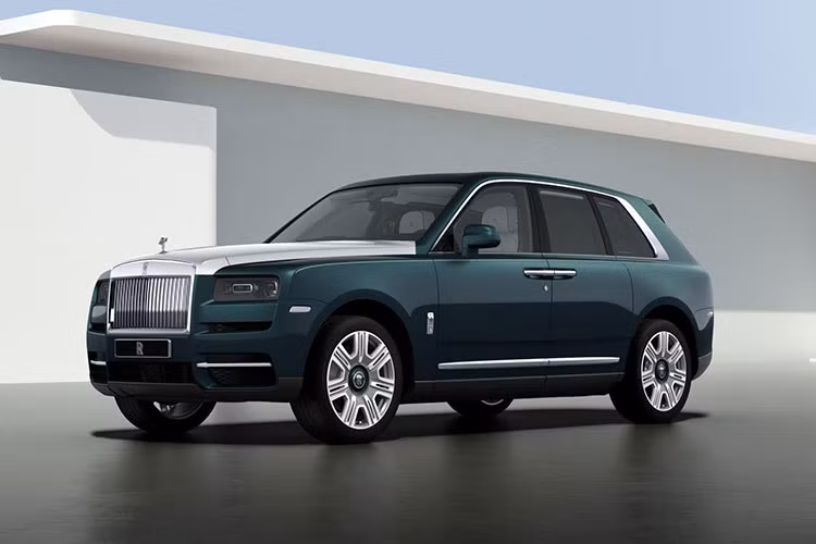 Rolls-Royce Cullinan sở hữu khối động cơ tăng áp kép V12 6.75L sản sinh công suất tối đa 563 mã lực và momen xoắn cực đại 850 Nm tại 1.600 vòng/phút. Ghép nối với động cơ này là hộp số tự động 8 cấp ZF và hệ dẫn động 4 bánh toàn thời gian cho phép chiếc sedan siêu sang nặng hơn 2,6 tấn tăng tốc từ 0 - 100 km/h trong 5,2 giây.