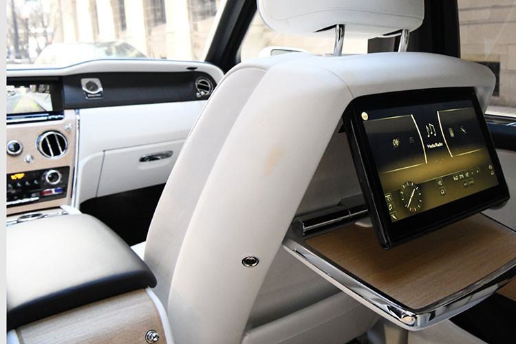 Điểm đáng chú ý nhất ở chiếc Cullinan này phải kể đến tùy chọn hai ghế ngồi ngắm cảnh ở phía sau khoang hành lý đi kèm một chiếc bàn nhỏ để thưởng thức đồ ăn/đồ uống. Tùy chọn này có tên gọi là Luxurious Viewing Suite, được thiết kế và chế tạo tại trụ sở của Rolls-Royce ở Goodwood.