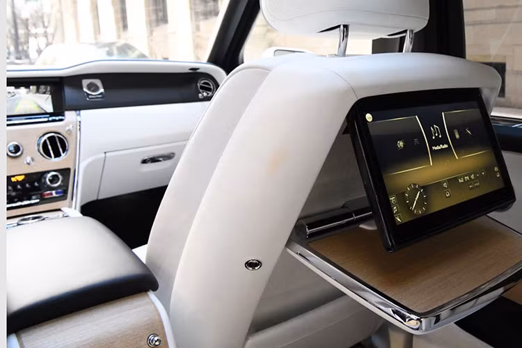 Điểm đáng chú ý nhất ở chiếc Cullinan này phải kể đến tùy chọn hai ghế ngồi ngắm cảnh ở phía sau khoang hành lý đi kèm một chiếc bàn nhỏ để thưởng thức đồ ăn/đồ uống. Tùy chọn này có tên gọi là Luxurious Viewing Suite, được thiết kế và chế tạo tại trụ sở của Rolls-Royce ở Goodwood.