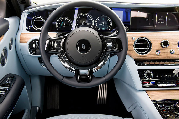 Ở bên trong, khoang nội thất của chiếc Rolls-Royce Cullinan này được bọc da phối màu trắng Grace White chủ đạo cùng điểm nhấn màu xanh Turchese ở lưng ghế, tựa đầu, tấm ốp cửa và thảm sàn.