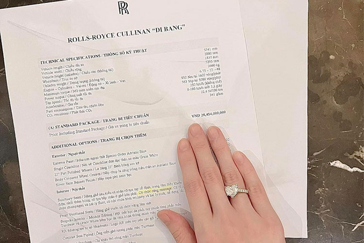 Theo một số hình ảnh được chia sẻ, có thể thấy chiếc SUV siêu sang Rolls-Royce Cullinan này có giá tiêu chuẩn là 28,4 tỷ đồng. Tuy nhiên, nữ ca sĩ Di Băng đã bổ sung cho chiếc xe rất nhiều gói trang bị tùy chọn, đưa mức giá cuối cùng lên đến con số hơn 48 tỷ đồng.