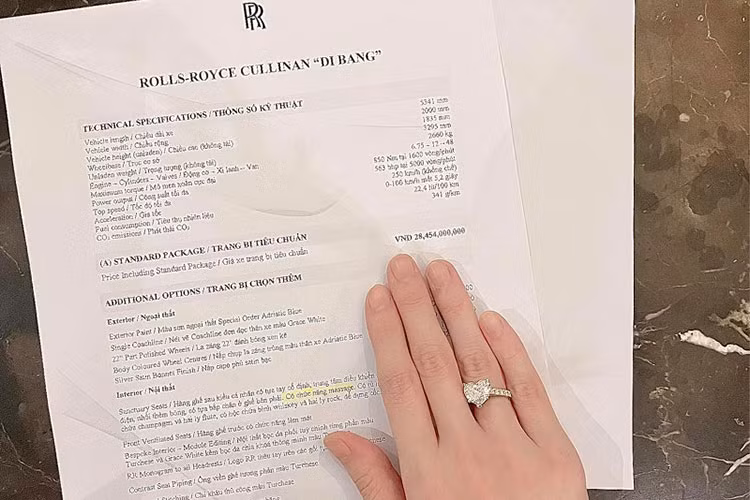 Theo một số hình ảnh được chia sẻ, có thể thấy chiếc SUV siêu sang Rolls-Royce Cullinan này có giá tiêu chuẩn là 28,4 tỷ đồng. Tuy nhiên, nữ ca sĩ Di Băng đã bổ sung cho chiếc xe rất nhiều gói trang bị tùy chọn, đưa mức giá cuối cùng lên đến con số hơn 48 tỷ đồng.