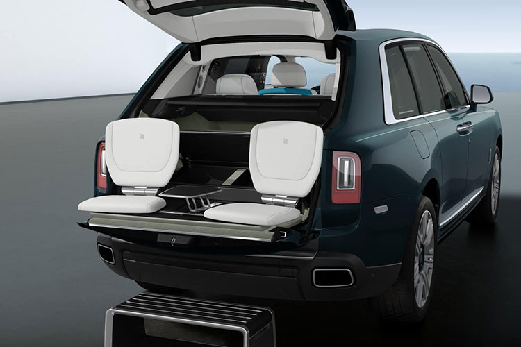 Theo Rolls-Royce, các chủ sở hữu Cullinan có thể sử dụng tùy chọn này để cùng ngồi xuống và chiêm ngưỡng cảnh đẹp hay tham gia theo dõi các sự kiện thể thao, hoặc đơn giản là ngồi nhâm nhi những cốc cà phê và ngắm nhìn không gian xung quanh.