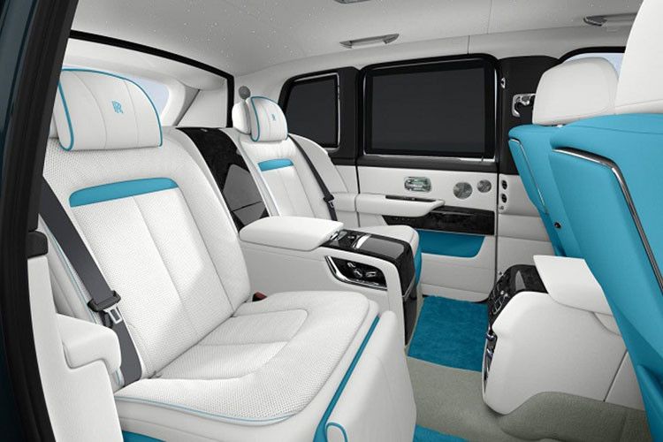 Các trang bị tiện nghi gồm; tủ lạnh chứa champagne cùng hai chiếc ly flute, hộc chứa bình whiskey với hai ly rock, logo RR thêu tay, trần xe bầu trời sao, hệ thống âm thanh vòm Rolls-Royce Bespoke, màn hình full HD 12 inch cho hàng ghế sau,...