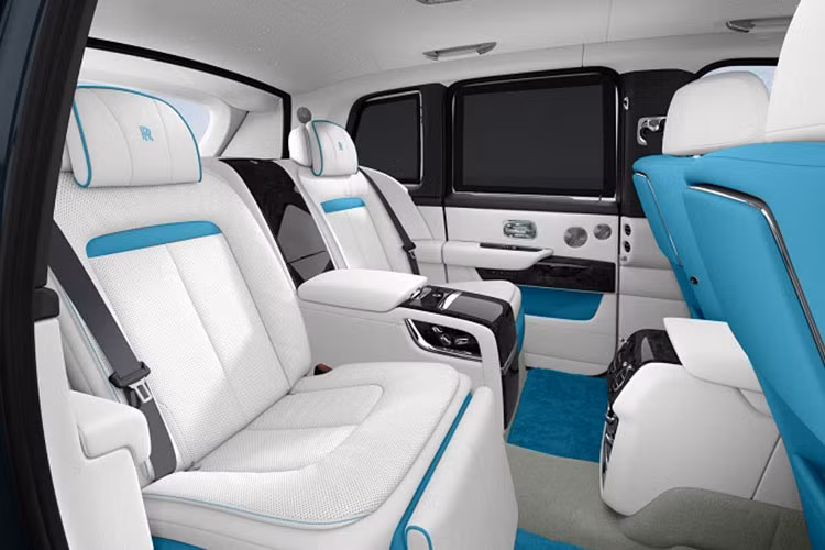 Các trang bị tiện nghi gồm; tủ lạnh chứa champagne cùng hai chiếc ly flute, hộc chứa bình whiskey với hai ly rock, logo RR thêu tay, trần xe bầu trời sao, hệ thống âm thanh vòm Rolls-Royce Bespoke, màn hình full HD 12 inch cho hàng ghế sau,...