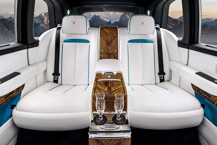 Khoang cabin cũng là nơi mà cặp vợ chồng doanh nhân này chi mạnh tay nhất cho các trang bị tùy chọn, bao gồm hàng ghế sau kiểu thương gia với đầy đủ tính năng tiện nghi đầy sang chảnh.