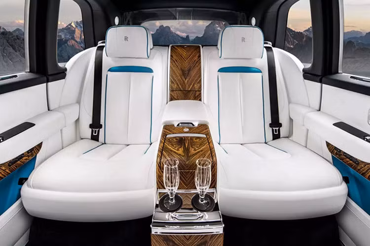 Khoang cabin cũng là nơi mà cặp vợ chồng doanh nhân này chi mạnh tay nhất cho các trang bị tùy chọn, bao gồm hàng ghế sau kiểu thương gia với đầy đủ tính năng tiện nghi đầy sang chảnh.