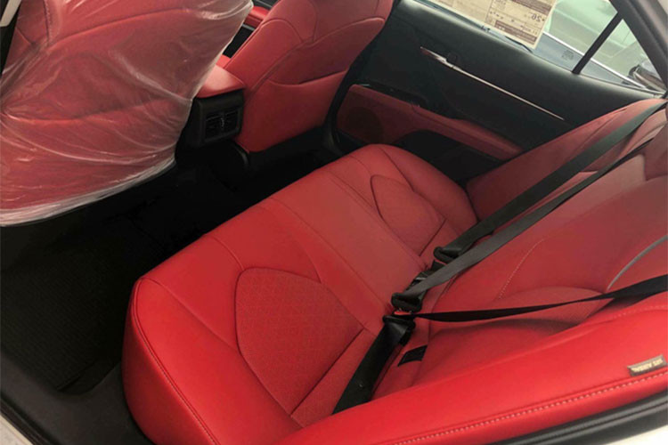 Toyota Camry XSE 2018 đang chào bán tại Việt Nam sẽ được trang bị động cơ 2.5L 4 xy-lanh, 16 van DOHC, sản sinh công suất tối đa 203 mã lực, mô-men xoắn cực đại 250 Nm. Hộp số là loại tự động 8 cấp mới. Xe được trang bị gói Toyota Safety Sense P tiêu chuẩn, bao gồm tránh va chạm sớm, phát hiện người đi bộ, kiểm soát hành trình,...