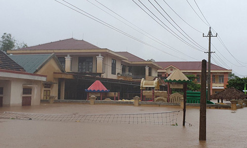 Mua lu mien Trung: 5 nguoi chet, hon 15.000 nha bi ngap