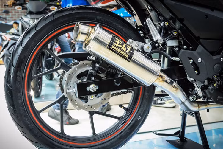 Điểm giúp Suzuki Raider R150 Yoshimura trở nên khác biệt chính là dàn áo màu đen với tem đỏ, thiết kế đậm chất thể thao và cá tính. Bên cạnh đó là trang bị ống xả độ Yoshimura chính hãng mang đến tiếng nổ mạnh mẽ và công suất lớn hơn so với ống xả thông thường.