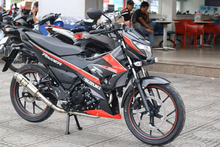 Theo Suzuki Việt Nam, giá xe Suzuki Raider R150 Yoshimura 2018 này được niêm yết ở mức 55,59 triệu đồng, trong đó xe nguyên bản có giá 49,99 triệu đồng và bộ phụ kiện Yoshimura có giá 5,6 triệu đồng.