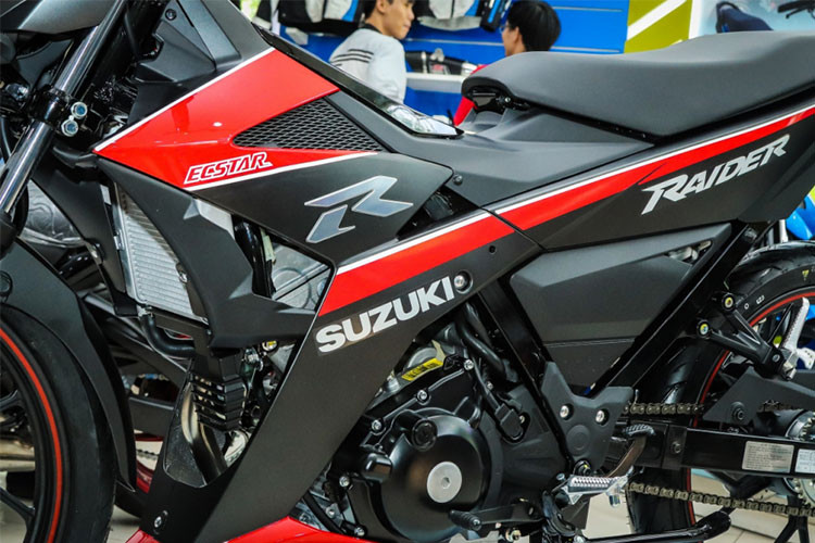 Sức mạnh của chiếc xe Suzuki Raider R150 này đến từ khối động cơ xylanh đơn, DOHC, 4 van, dung tích 147,3 cc, làm mát bằng dung dịch, sản sinh công suất cực đại 18,2 mã lực tại tua máy 10.000 vòng/phút và mômen xoắn cực đại 13,8 Nm tại tua máy 8.500 vòng/phút.