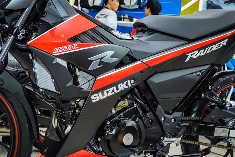 Sức mạnh của chiếc xe Suzuki Raider R150 này đến từ khối động cơ xylanh đơn, DOHC, 4 van, dung tích 147,3 cc, làm mát bằng dung dịch, sản sinh công suất cực đại 18,2 mã lực tại tua máy 10.000 vòng/phút và mômen xoắn cực đại 13,8 Nm tại tua máy 8.500 vòng/phút.