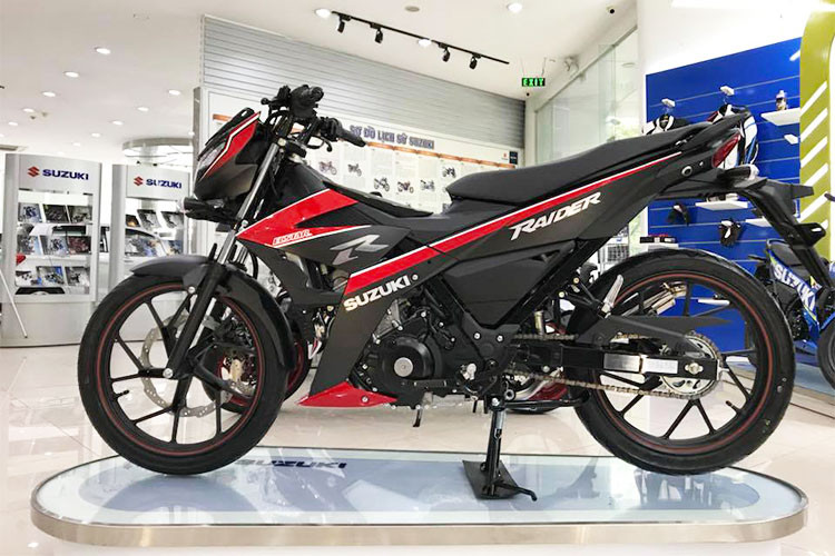 Ở phiên bản đặc biệt này, mẫu xe côn tay Suzuki Raider R150 Yoshimura mới vẫn giữ được nét thiết kế và phong cách hầm hố vốn có của dòng Radier. Thân xe có thiết kế rất nhỏ gọn, dàn áo của xe được tối giản với hai yếm xe nhỏ, nói chính xác là cánh gió ôm sát thân xe.