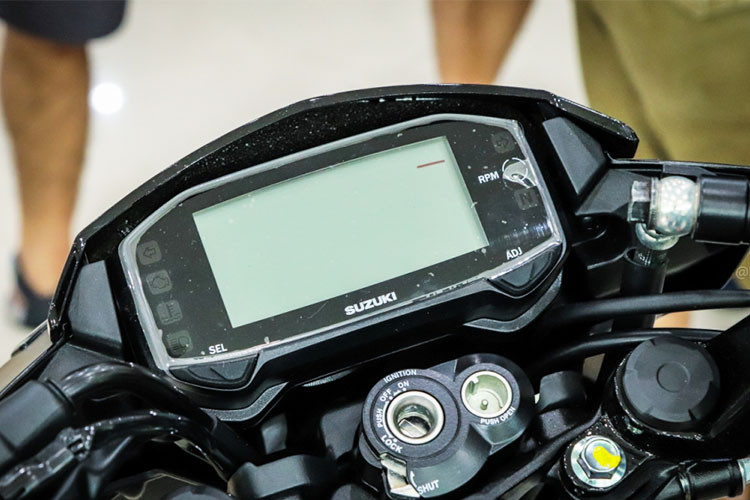 Là dòng hyper-underbone nên Raider R150 Yoshimura có dáng ngồi hơi chồm về phía trước với khoảng cách từ yên đên tay lái xa hơn các dòng xe underbone thông thường, tay lái của xe dạng clip-on được bố trí thấp. Cụm đồng LCD hiển thị đầy đủ các thông tin như vòng tua máy, vận tốc, cấp số, thời gian, hành trình và lượng xăng...