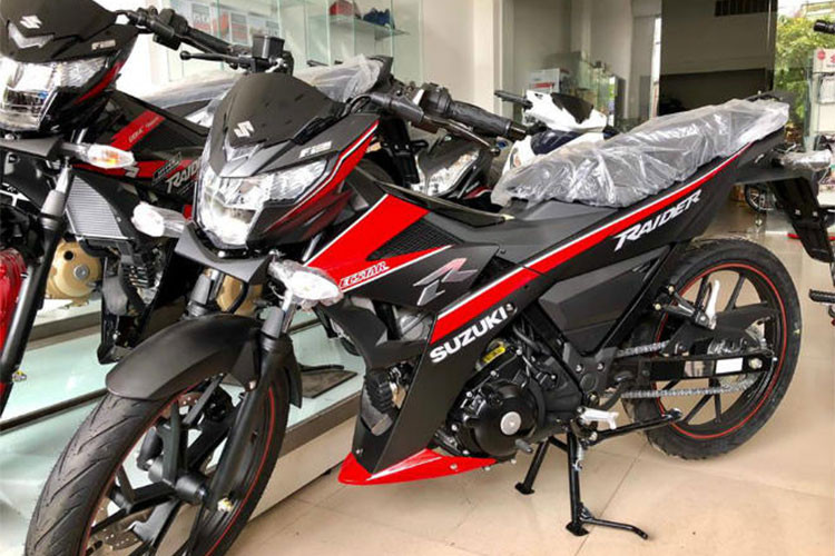 Sau khi giới thiệu phiên bản đặc biệt Yoshimura cho hai mẫu xe môtô sport bike và naked bike GSX-R150 và GSX-S150, nhà phân phối và lắp ráp Suzuki Việt Nam vừa tiếp tục ra mắt mẫu xe máy Suzuki Raider R150 FI côn tay được độ thêm ống xả của Yoshimura.