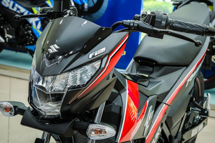 Các trang bị khác trên xe vẫn không có gì thay đổi so với bản tiêu chuẩn đang được bán ra tại thị trường Việt Nam, xe sở hữu hệ thống đèn pha LED giúp mang lại khả năng chiếu sáng tốt, xi nhan hạ thấp tách rời.