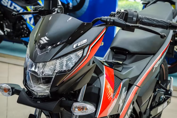 Các trang bị khác trên xe vẫn không có gì thay đổi so với bản tiêu chuẩn đang được bán ra tại thị trường Việt Nam, xe sở hữu hệ thống đèn pha LED giúp mang lại khả năng chiếu sáng tốt, xi nhan hạ thấp tách rời.