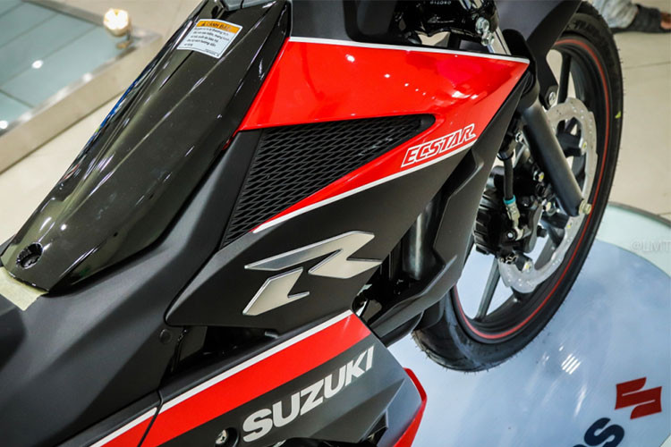 Suzuki Raider R150 Yoshimura 2018 sở hữu các kích thước tiêu chuẩn như 1.960 x 675 x 980 mm (dài x rộng x cao), với chiều dài cơ sở 1.280 mm, chiều cao yên xe là 765 mm, cùng khoảng sáng gầm là 150 mm, xe sẽ có trọng lượng khô là 109 kg cùng bình xăng có dung tích 4 lít.