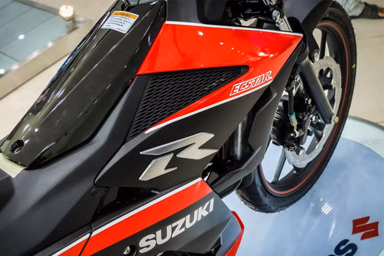 Suzuki Raider R150 Yoshimura 2018 sở hữu các kích thước tiêu chuẩn như 1.960 x 675 x 980 mm (dài x rộng x cao), với chiều dài cơ sở 1.280 mm, chiều cao yên xe là 765 mm, cùng khoảng sáng gầm là 150 mm, xe sẽ có trọng lượng khô là 109 kg cùng bình xăng có dung tích 4 lít.