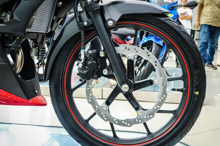 Hệ thống treo của xe gồm cặp phuộc ống lồng ở trước và giảm xóc lò xo trụ đơn phía sau, đi kèm là bộ vành đúc 17 inch 5 chấu dạng chữ Y. Xe được trang bị phanh đĩa ở cả trước và sau giúp tăng lực hãm cho xe.