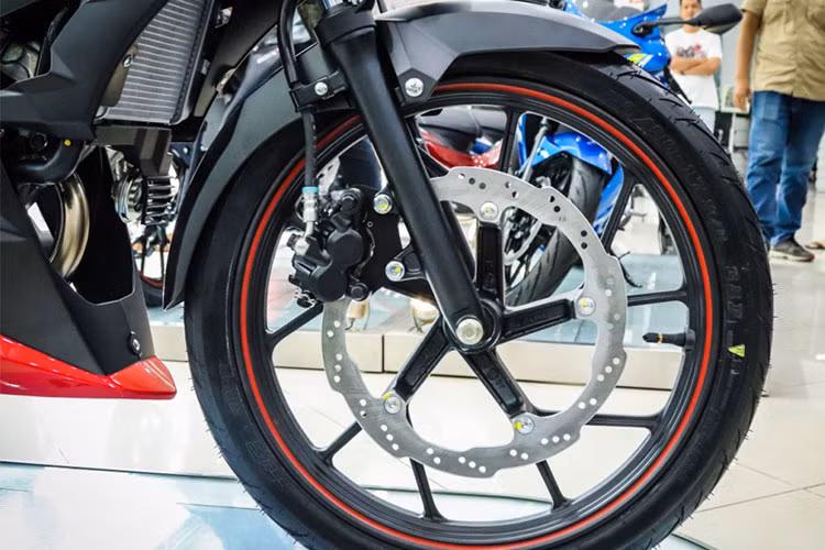 Hệ thống treo của xe gồm cặp phuộc ống lồng ở trước và giảm xóc lò xo trụ đơn phía sau, đi kèm là bộ vành đúc 17 inch 5 chấu dạng chữ Y. Xe được trang bị phanh đĩa ở cả trước và sau giúp tăng lực hãm cho xe.