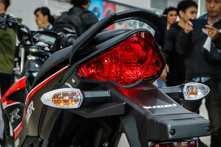 Raider R150 Fi Yoshimura được trang bị một bộ khung bằng ống thép vuông theo công nghệ Suzuki Advanced Twin Spar, với cấu trúc cứng cáp được tối ưu khi xe chạy ở tốc độ cao. Cụm đèn hậu dạng tam giác nhỏ nhắn nhưng được vuốt ngược lên phía trên, kèm tay xách ốp nhựa.