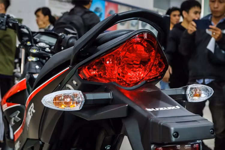 Raider R150 Fi Yoshimura được trang bị một bộ khung bằng ống thép vuông theo công nghệ Suzuki Advanced Twin Spar, với cấu trúc cứng cáp được tối ưu khi xe chạy ở tốc độ cao. Cụm đèn hậu dạng tam giác nhỏ nhắn nhưng được vuốt ngược lên phía trên, kèm tay xách ốp nhựa.