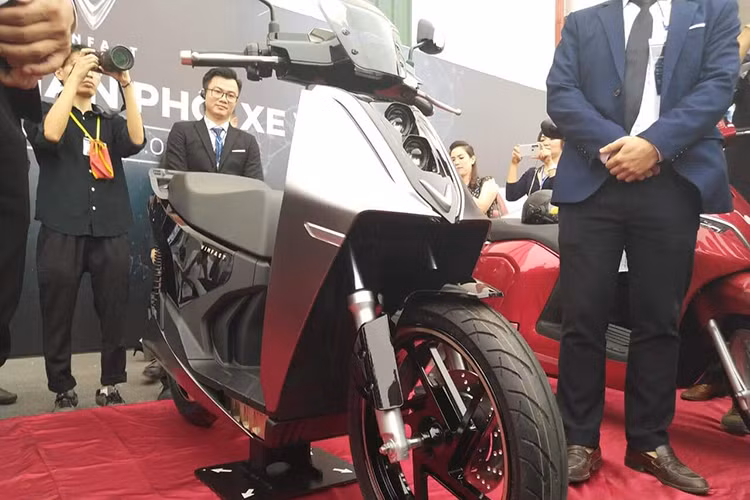 Mẫu xe máy điện mới này của Vinfast hiện vẫn chưa công bố thông số về sức mạnh, công suất hay giá bán cụ thể. Thế nhưng, với những hình ảnh này thì người tiêu dùng chắc hẳn sẽ có thêm một sự lựa chọn xe máy điện đầy mạnh mẽ, thể thao đến từ Vinfast. Theo dự đoán, giá xe máy điện Vinfast V9 này sẽ không dưới 50 triệu đồng.