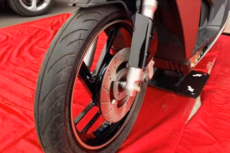 Xe được trang bị cặp vành đúc 5 chấu được bọc trong bộ lốp cỡ lớn cho cả bánh trước và sau. Đáng chú ý chính là việc chiếc xe máy điện Vinfast mới mang tên V9 này còn được trang bị hệ thống chống bó cứng ABS.