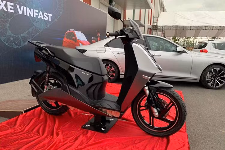 Mới đây, một loạt hình ảnh được chia sẻ lên mạng xã hội về mẫu xe máy điện mới nhất của hãng sản xuất Vinfast Việt Nam. Theo một số chia sẻ, chiếc xe máy điện Vinfast mới này có khả năng di chuyển với quãng đường được cải thiện lên đến 100km đường so với 60km của Klara.