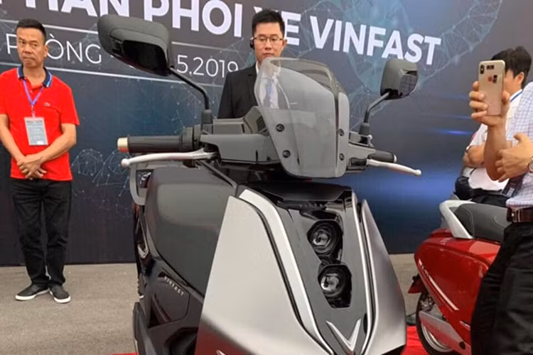 Theo nhà sản xuất và lắp ráp ôtô, xe máy tại Việt Nam giới thiệu thì đây là chiếc VinFast V9. Thoạt nhìn, có thể thấy chiếc xe máy điện VinFast V9 này có thiết kế khá cao to và có đôi nét giống với chiếc xe tay ga hạng sang Honda SH với yên 2 tầng cùng thiết kế thân dài, cao về phía sau.