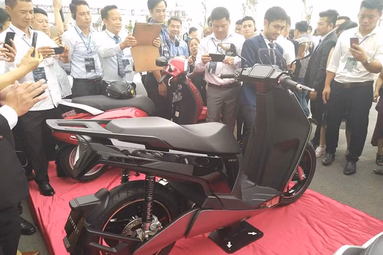 Ngoài ra theo quan sát có thể thấy, chiếc xe mày điện mới này không còn sử dụng khối động cơ BOSCH liền vành sau như trước nữa mà rất có thể sẽ sử dụng bộ truyền động gián tiếp đến bánh sau như những chiếc xe máy thông thường và bộ mô tơ điện sẽ được giấu ở phía trước.