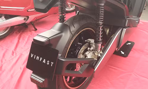Thiết kế phía sau với giảm sóc đôi dạng lò xo trụ được đẩy cao hơn, mang vóc dáng thể thao cho chiếc xe máy điện Vinfast 9 này. Đáng chú ý chắn bùn cũng được làm theo kiểu môtô phân khối lớn cá tính hơn. Theo quan sát bánh sau cũng có phanh ABS khá hiện đại.