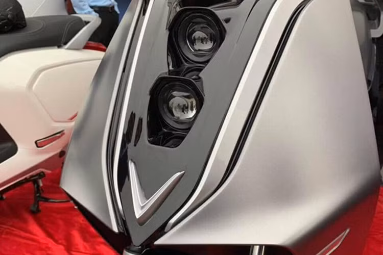 Đầu xe sở hữu một màn hình điện tử lớn được đặt chính giữa khu vực tay lái khá hiện đại. Phía sau lại sử dụng chắn bùn rời như trên xe phân khối lớn cùng vành đúc bản lớn, phanh đĩa và giảm xóc sau hành trình dài. Ngoài ra, nó còn được trang bị cặp đèn LED phân tầng theo hàng dọc.